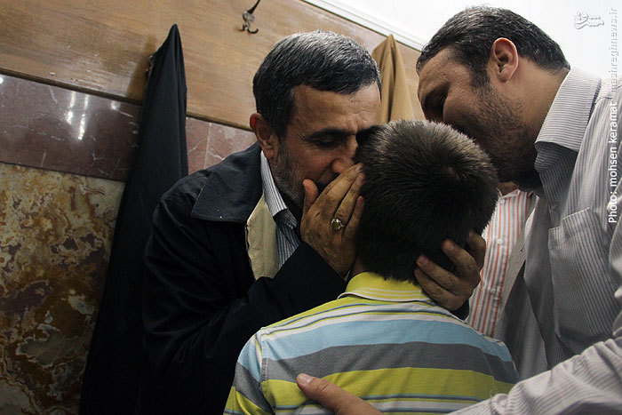 عکس/درگوشی حرف زدن احمدی‌نژاد با یک کودک