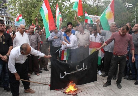 مردم کردستان عراق پرچم داعش و ترکیه را به آتش کشیدند