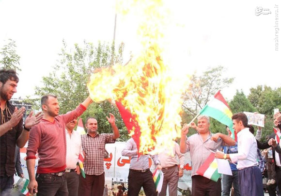 مردم کردستان عراق پرچم داعش و ترکیه را به آتش کشیدند
