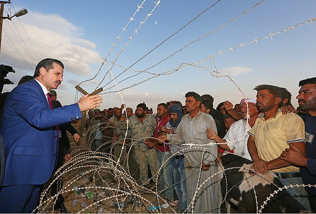 وزیر ترک مقابل آوارگان سوری در مرز+عکس