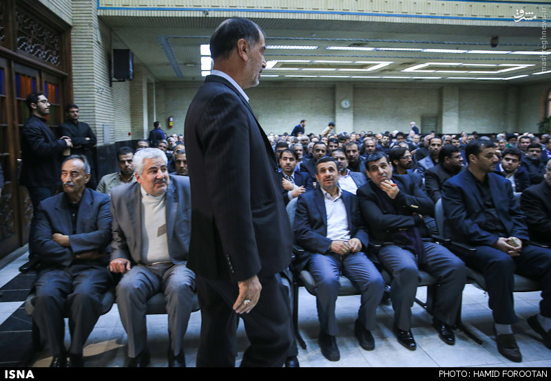 عکس/ نگاه جالب احمدی نژاد به باهنر