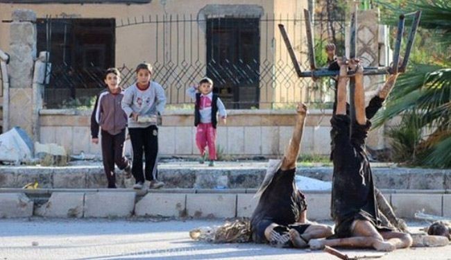 اجساد قربانیان داعش در برابر کودکان+عکس
