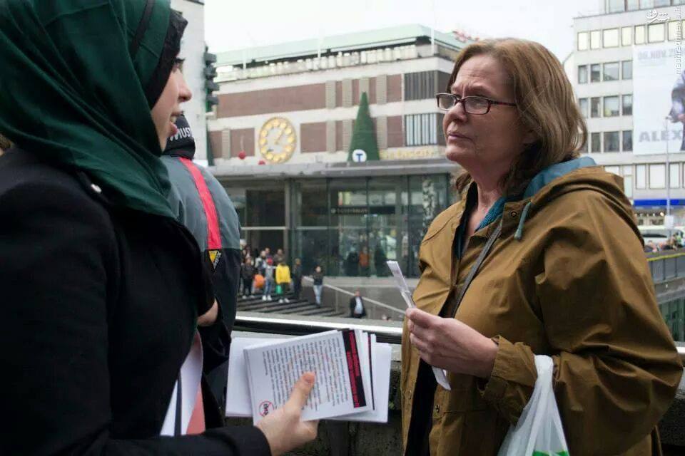 عکس/گریستن  زن سوئدی با شنیدن ماجرای حسین(ع)