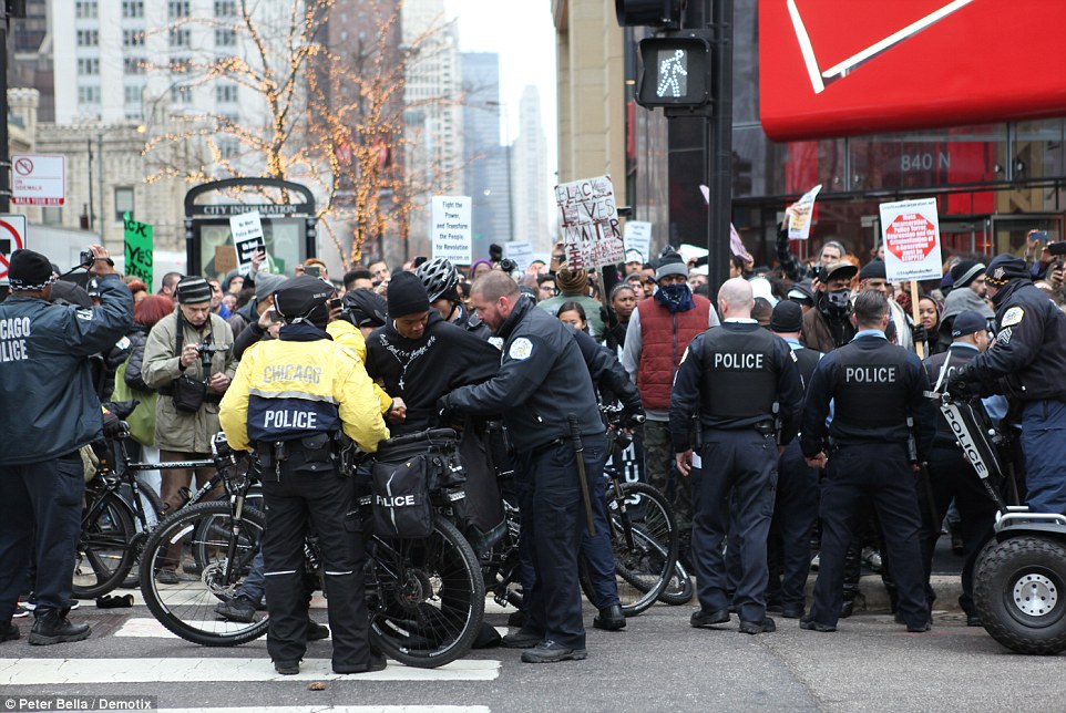 تیراندازی پلیس مخفی آمریکا به سمت معترضان
