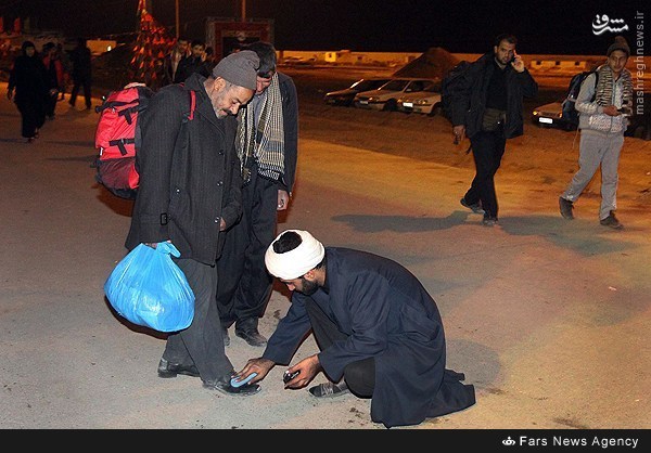 عکس/ استقبال جالب روحانی از زائران حسینی