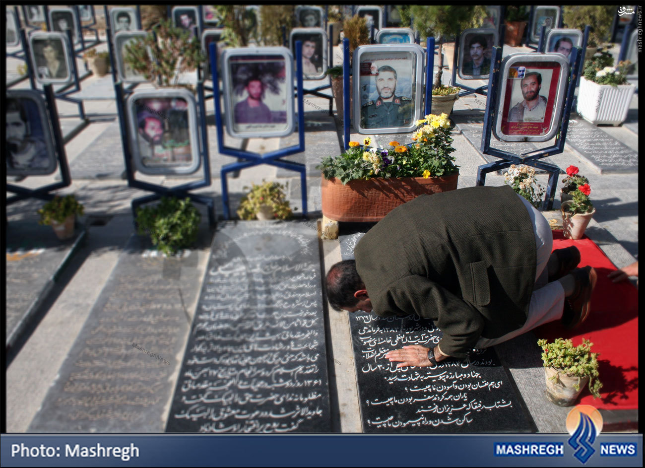 عکس/ بوسه‌ی یک دانشمند بر مزارِ «حاج احمد کاظمی»