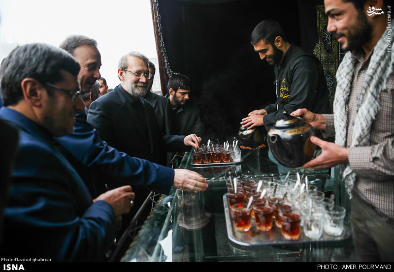 عکس/ چایی خوردن لاریجانی در موکب زینبیه