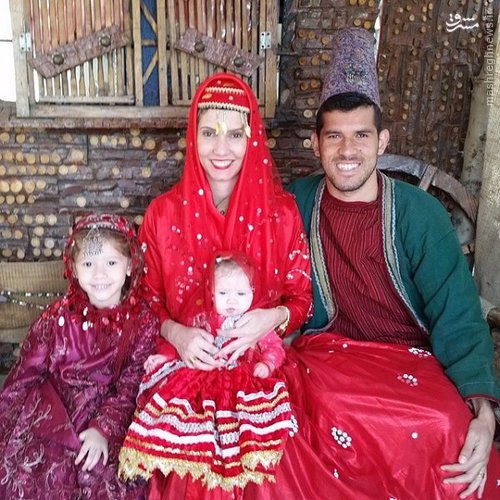 عکس/ گابریل و خانواده با لباس محلی