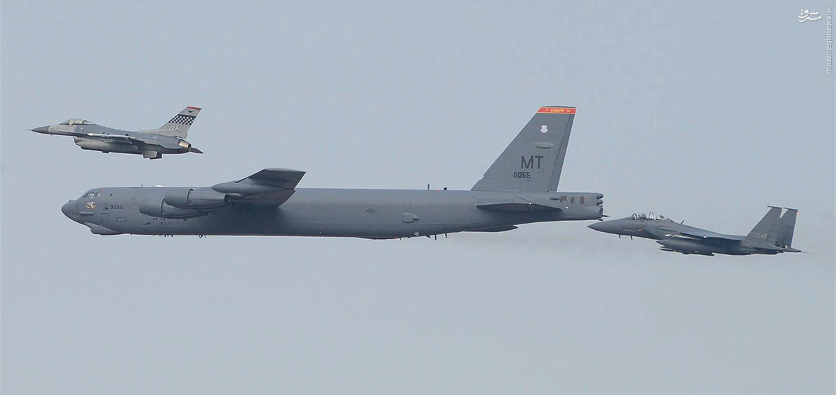 عکس/ پرواز بمب افکن B-52 بر فراز کره