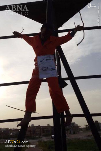 به صلیب کشیدن جوان لیبیایی به دست داعش + عکس