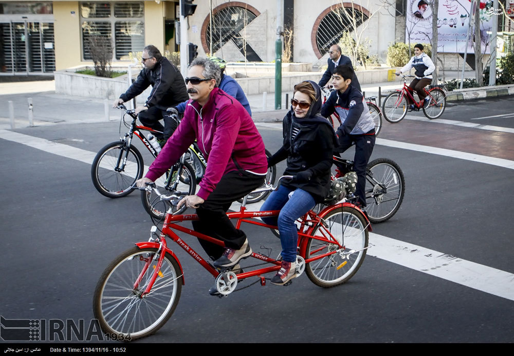 عکس/ دوچرخه دونفره در خیابان‌های تهران