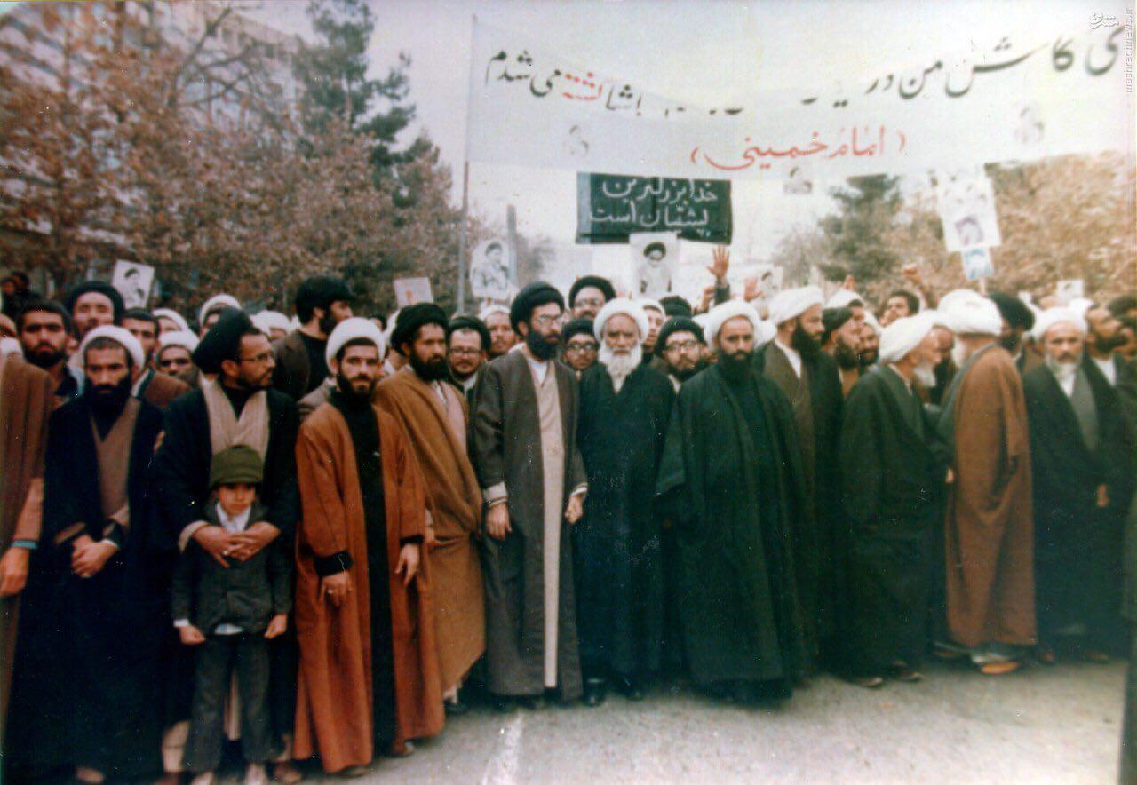 عکس/ رهبر انقلاب در راهپیمایی علیه رژیم پهلوی