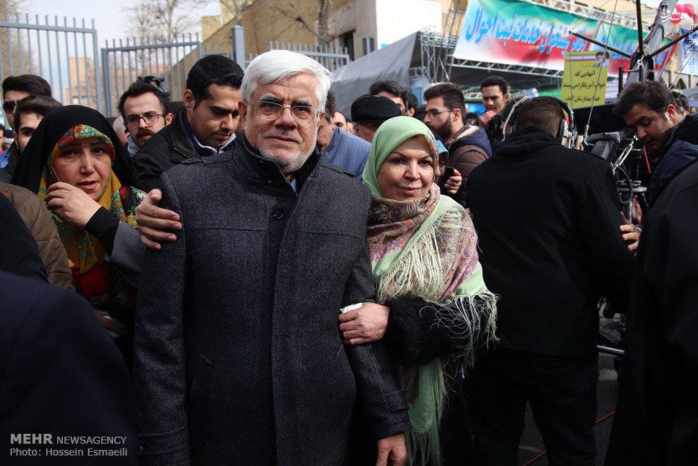 عکس/ محمدرضا عارف و همسرش در راهپیمایی