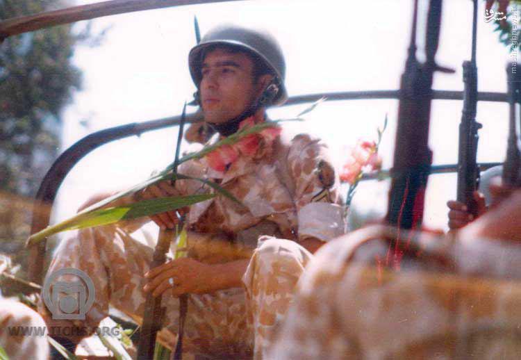 عکس/تقدیم گل به سربازان ارتش