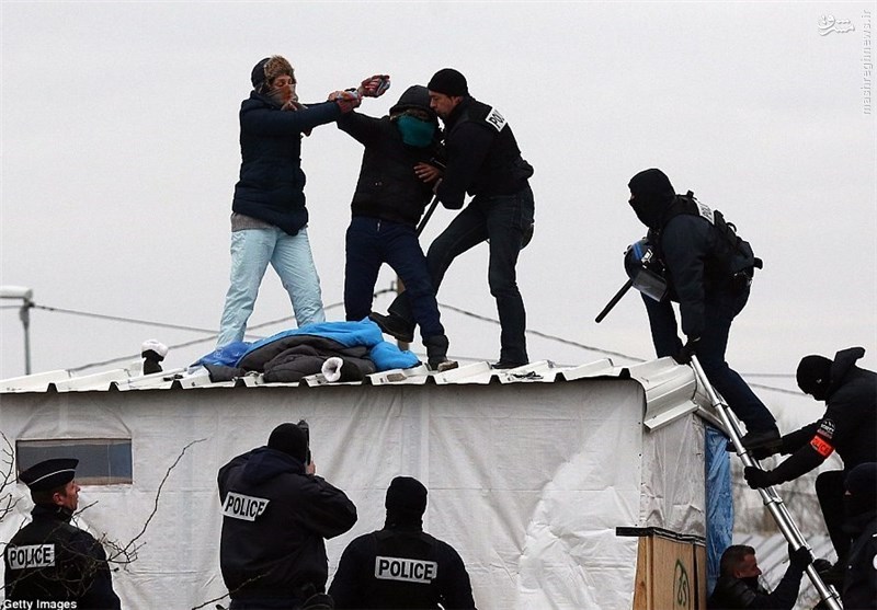 رگ‌زنی زن پناهجو در اعتراض به پلیس فرانسه +تصاویر