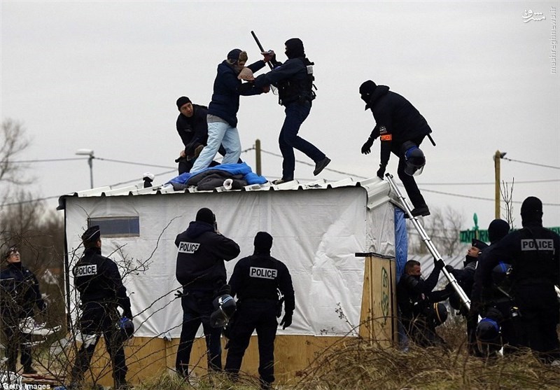 رگ‌زنی زن پناهجو در اعتراض به پلیس فرانسه +تصاویر