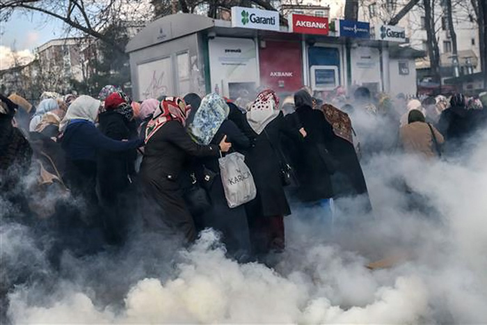 خشونت پلیس ترکیه در رویارویی با هواداران روزنامه زمان