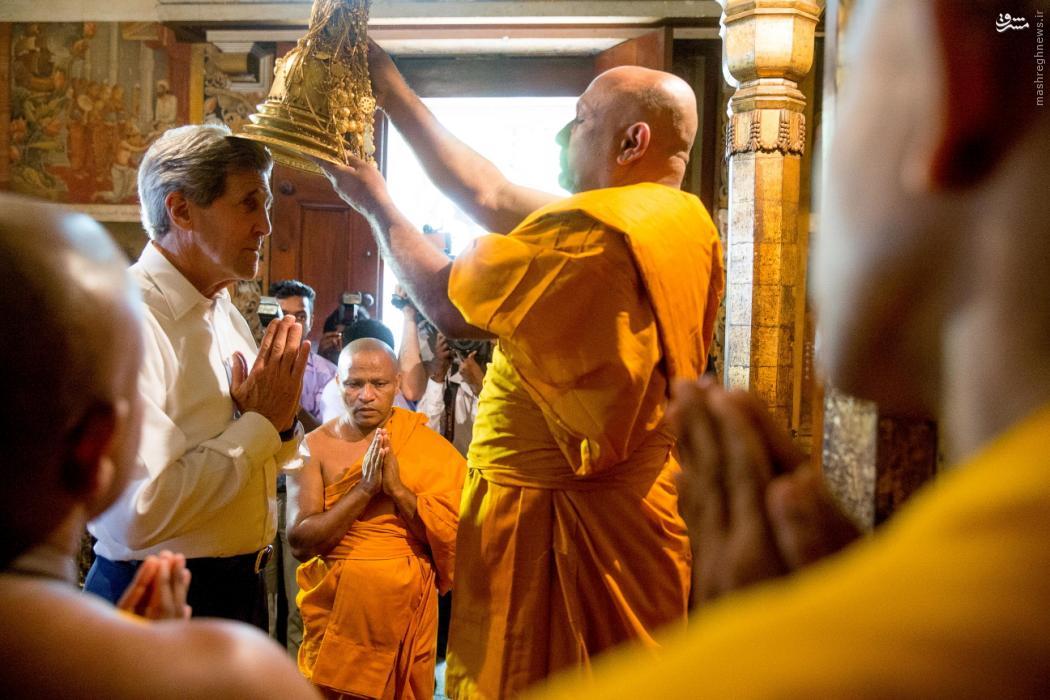 عکس/جان کری در معبد بودائیان