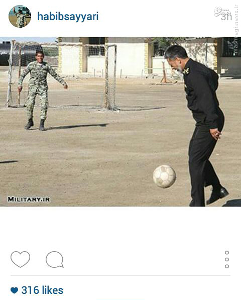فرمانده نیروی دریایی ارتش در حال فوتبال (عکس)امیر حبیب الله سیاری فرمانده نیروی دریایی ارتش عکسی از خود در حال فوتبال در اینستاگرامش منتشر کرد.