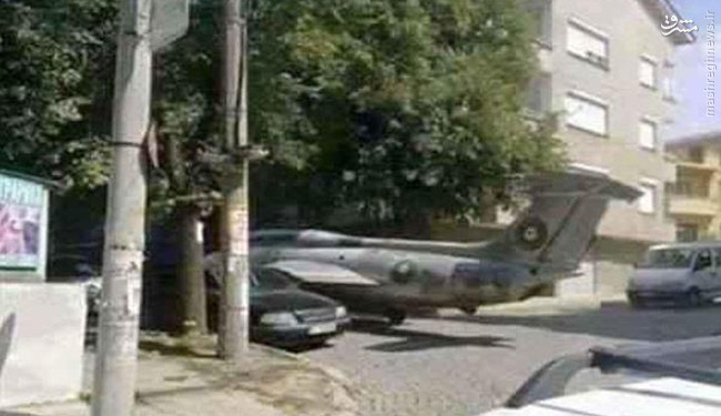 عکس/ هواپیمای جنگی در پارکینگ منزل!دسته بندی مطلب : عکسنذیرنیوز / کابران شبکه های اجتماعی با انتشار تصویری از یک هواپیمای جنگی قدیمی که در کنار خانه ای پارک شده، آن را متعلق به یک شهروند اهل لیبی دانستند که مدتهاست در کنار منزل وی قرار دارد.