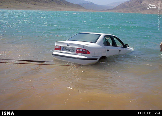 عکس/ غرق شدن یک دستگاه سمند در سد الغدیر ساوه