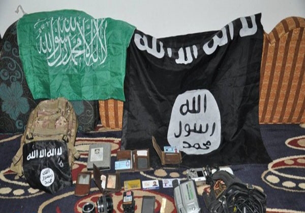 کشف پرچم‌های سعودی در مقرهای داعش+عکس