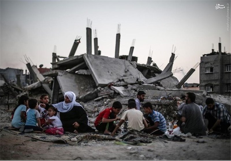 افطار خانواده فلسطینی بر ویرانه‌های جنگ غزه +عکس