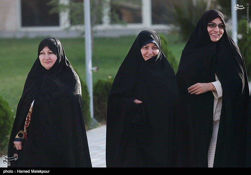 عکس/همسران شهدای هسته‌ای به استقبال ظریف رفتند