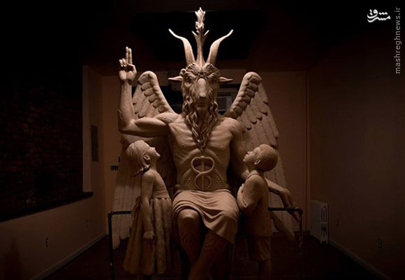 مجسمه شیطان کنار یادبود قانون اساسی آمریکا