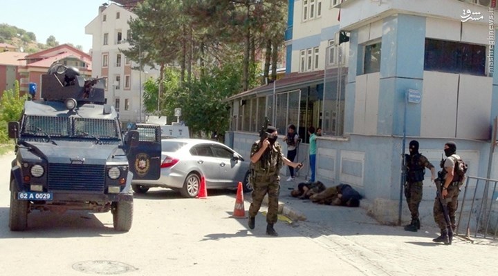 فیلم//کشته شدن دو عضو پ.ک.ک در حمله به مرکز پلیس ترکیه