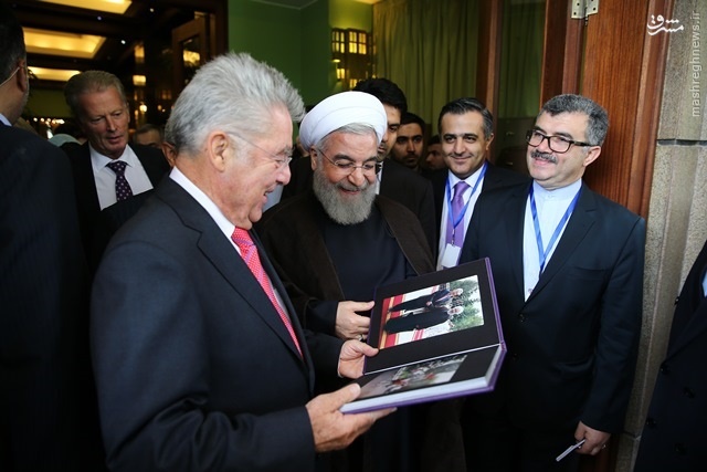 هدیه روحانی به رئیس جمهور اتریش +عکس