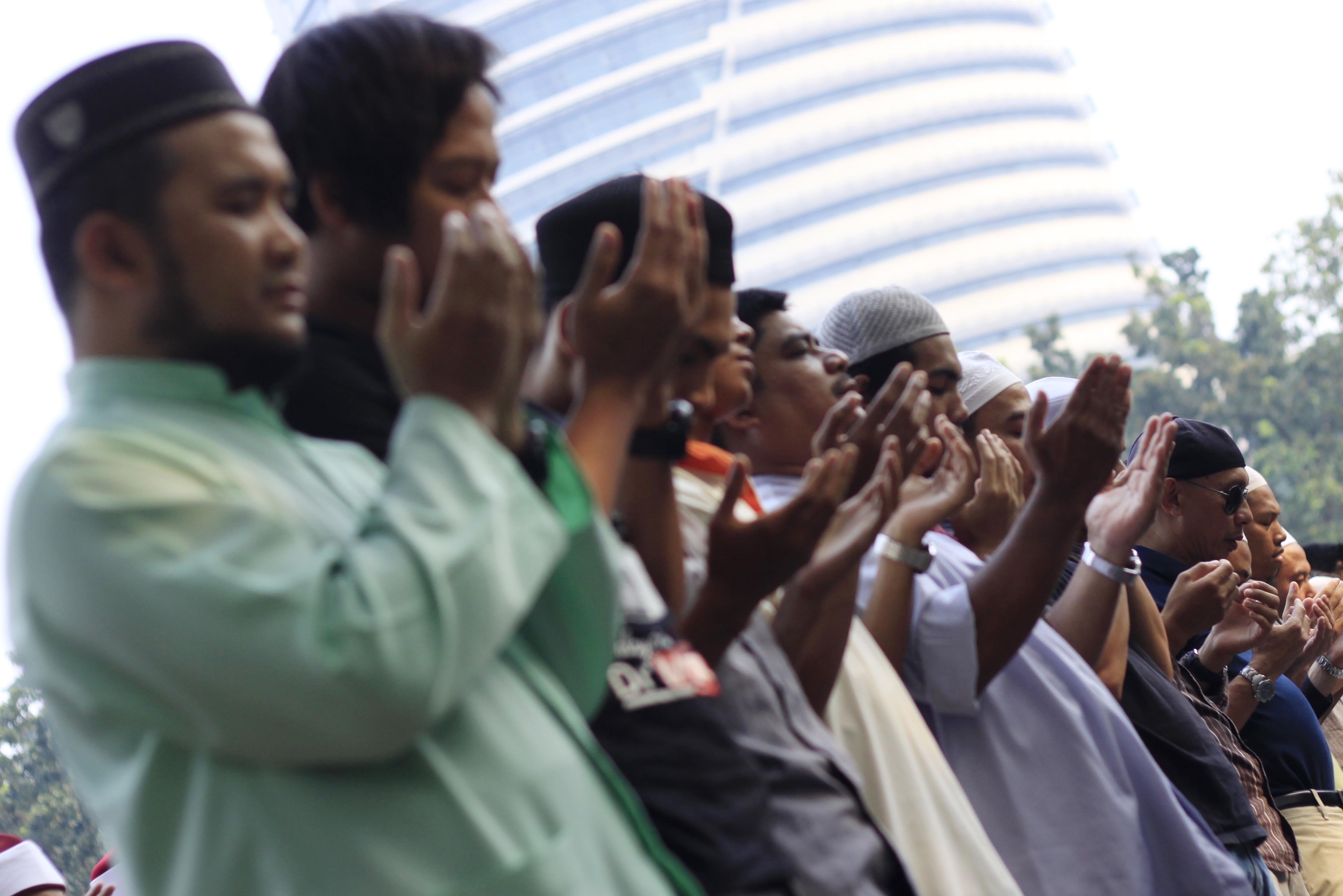 مالزی؛ از آزادی برای گاوپرستان تا زندان برای شیعیان
