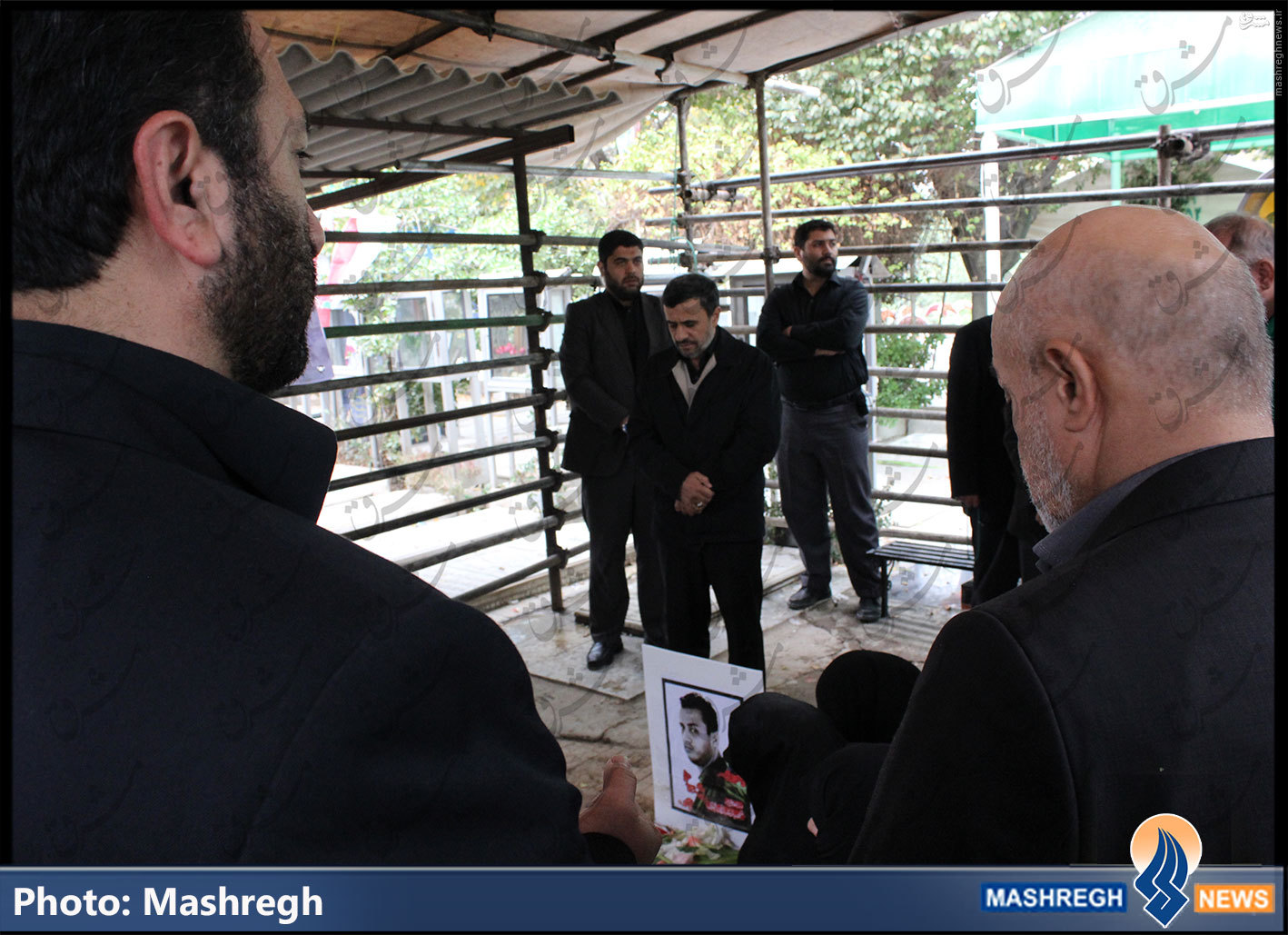 تصاویر/ حضور «احمدی نژاد» بر مزار محافظش