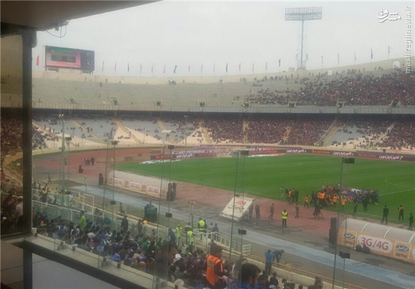 بازیکنان وارد ورزشگاه شدند +عکس