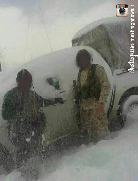 عکس/ شرایط سخت مدافعان حرم زیر بارش برف