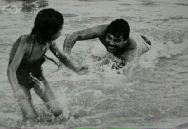 عکس/ صدام در حال آب بازی با دخترش رغد