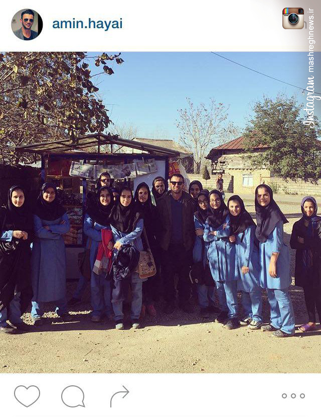 عکس یادگاری امین حیایی دانش آموزان لاهیجانی
