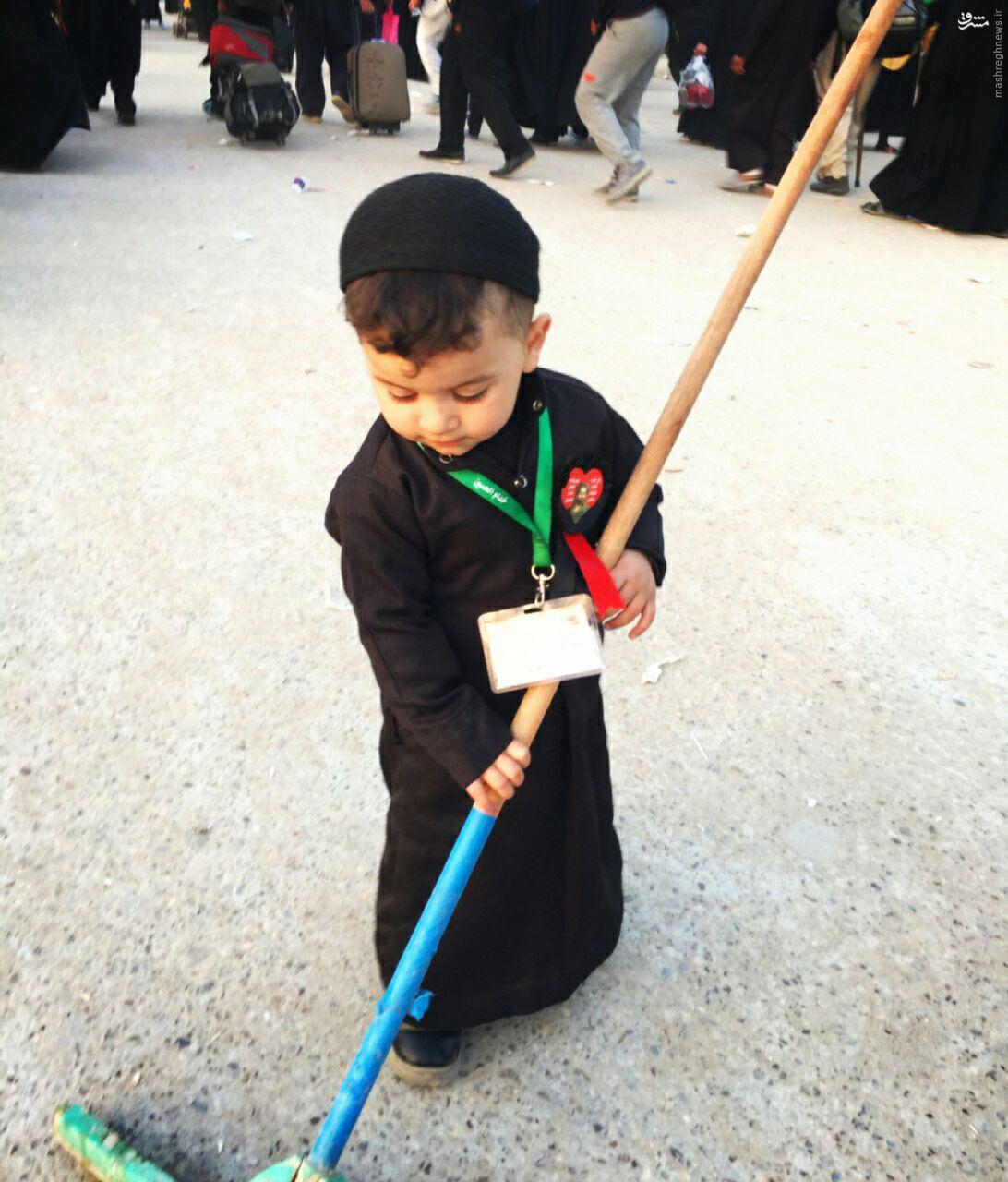 عکس/ کوچکترین خادم زوار اربعین حسینی