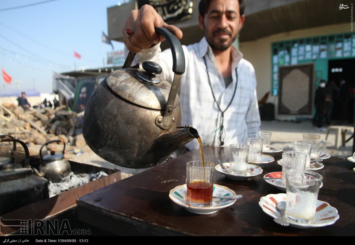 عکس/ پذیرایی از زائران اربعین با چای آتیشی
