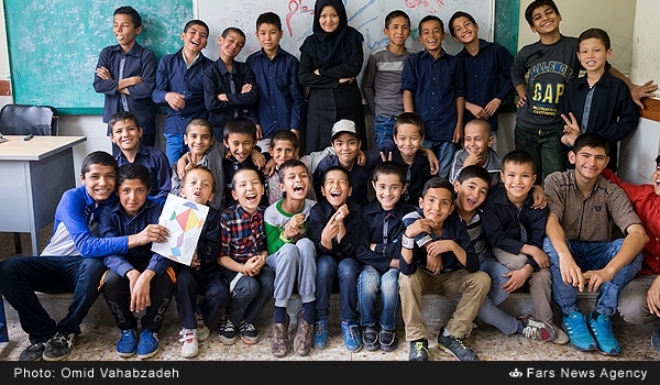 مدرسه‌ای پر از لبخند کودکان مهاجر +عکس