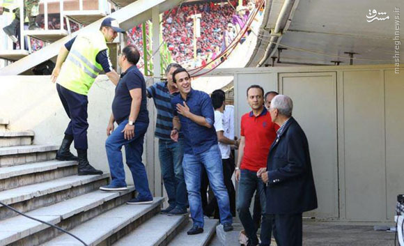 واکنش هواداران سرخ به ورود گلر استقلالی به میدان/ حضور مجری معروف تلویزیون در آزادی +عکس