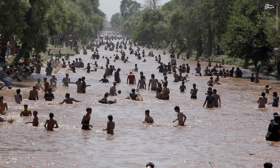 عکس/ مردم لاهور پاکستان به رودخانه‌ها ریختند