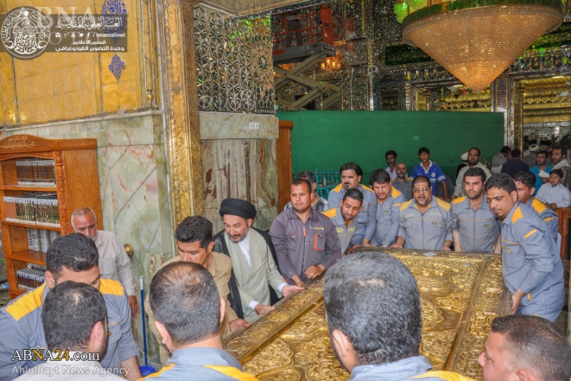 تعمیر درب پنجاه ساله حرم حضرت علی(ع) +عکس
