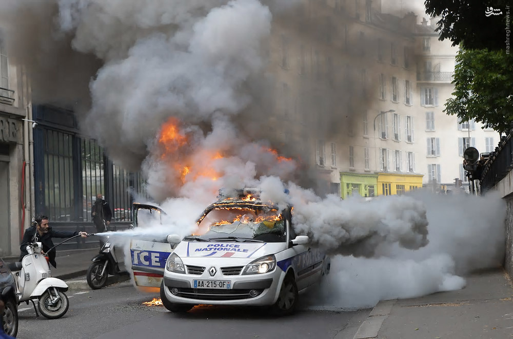 عکس/ آتش زدن خودروی پلیس توسط معترضان