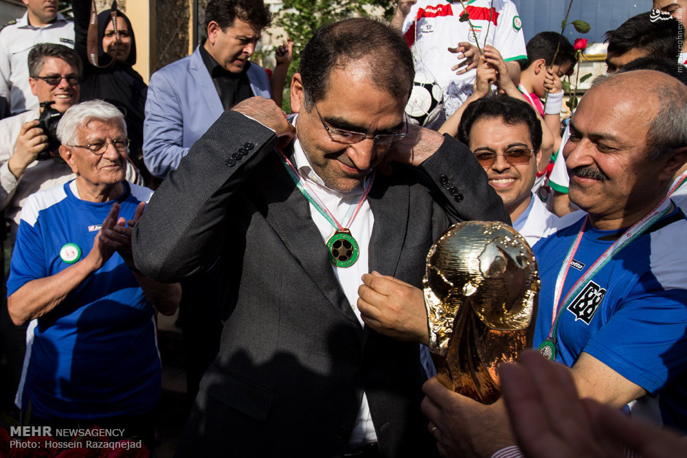 عکس/ مدال جام جهانی بر گردن وزیر بهداشت