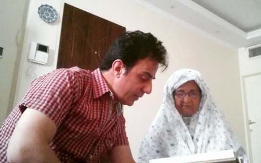 فیلم/ قرآن خواندن عموپورنگ با مادرش