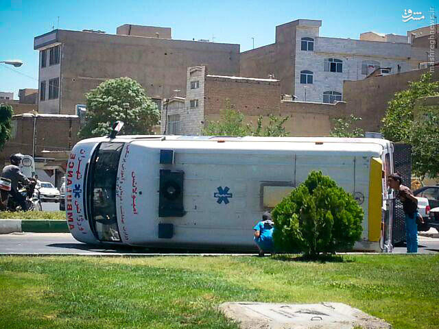 عکس/ چپ شدن آمبولانس در تهران