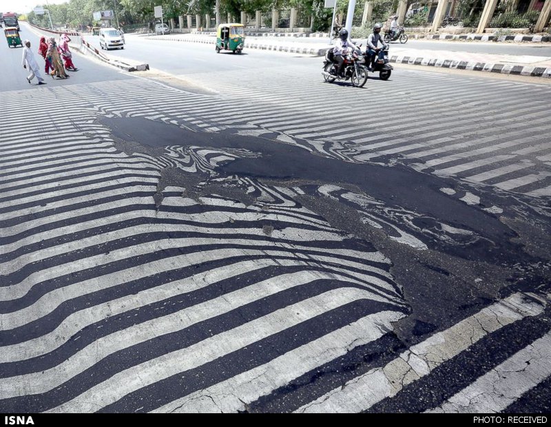 گرمای هوا خیابان‌های هند را ذوب کرد +عکس