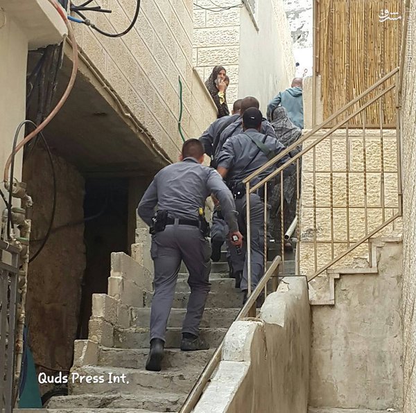 دستگیری زن فلسطینی در مقابل جشمان 3 کودکش+عکس