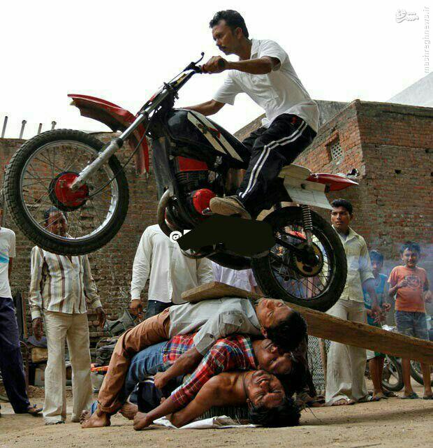 عکس/ اجرای نمایش های خطرناك هندی‌ها در شهر احمد آباد